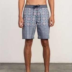 RVCA Morris Board Shorts Swim Trunks Sz 32 Mid Length 19" Blue Paisley